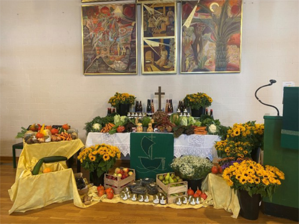 Der festlich geschmückte Erntedankaltar 2025