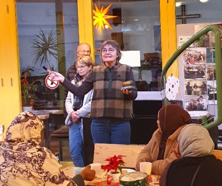 eine Frau spricht vor der Gemeinschaft