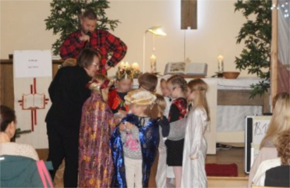 Kinder führen das Krippenspiel auf