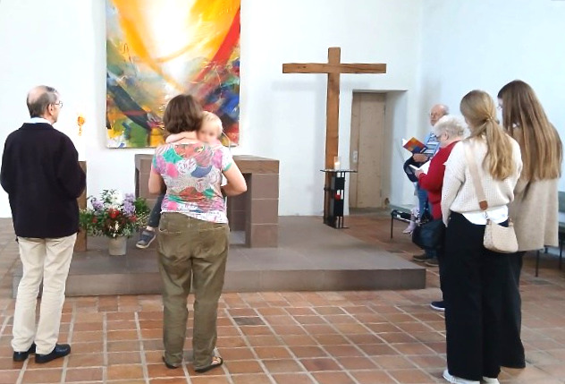 Mensche in der Kirche vor einem Altar