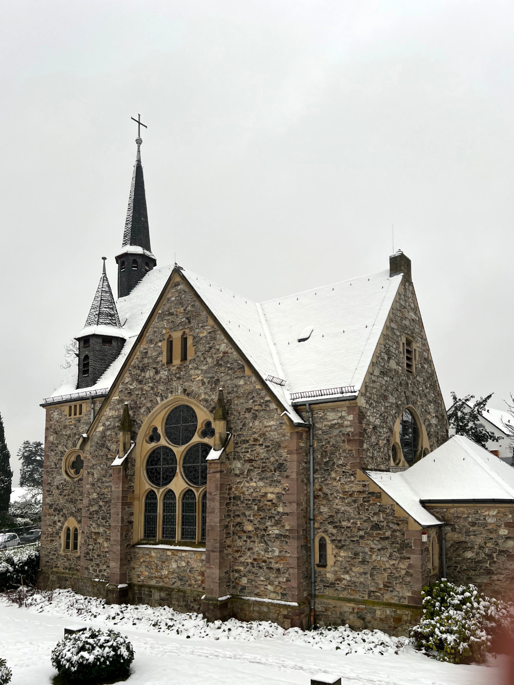 Ansicht der Heilandskirche in Walluf