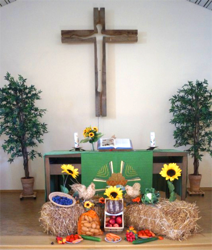 Der festlich geschmückte Erntedankaltar 2025
