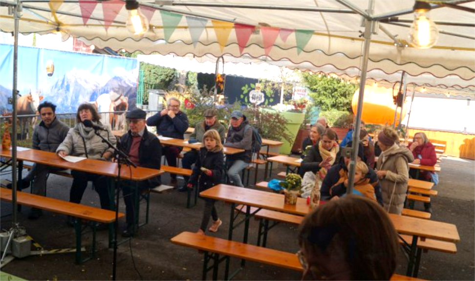 die Gemeinde in der Weinlaube währed des Gottesdienstes