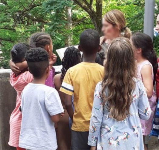 Eine Frau umringt von Kindern